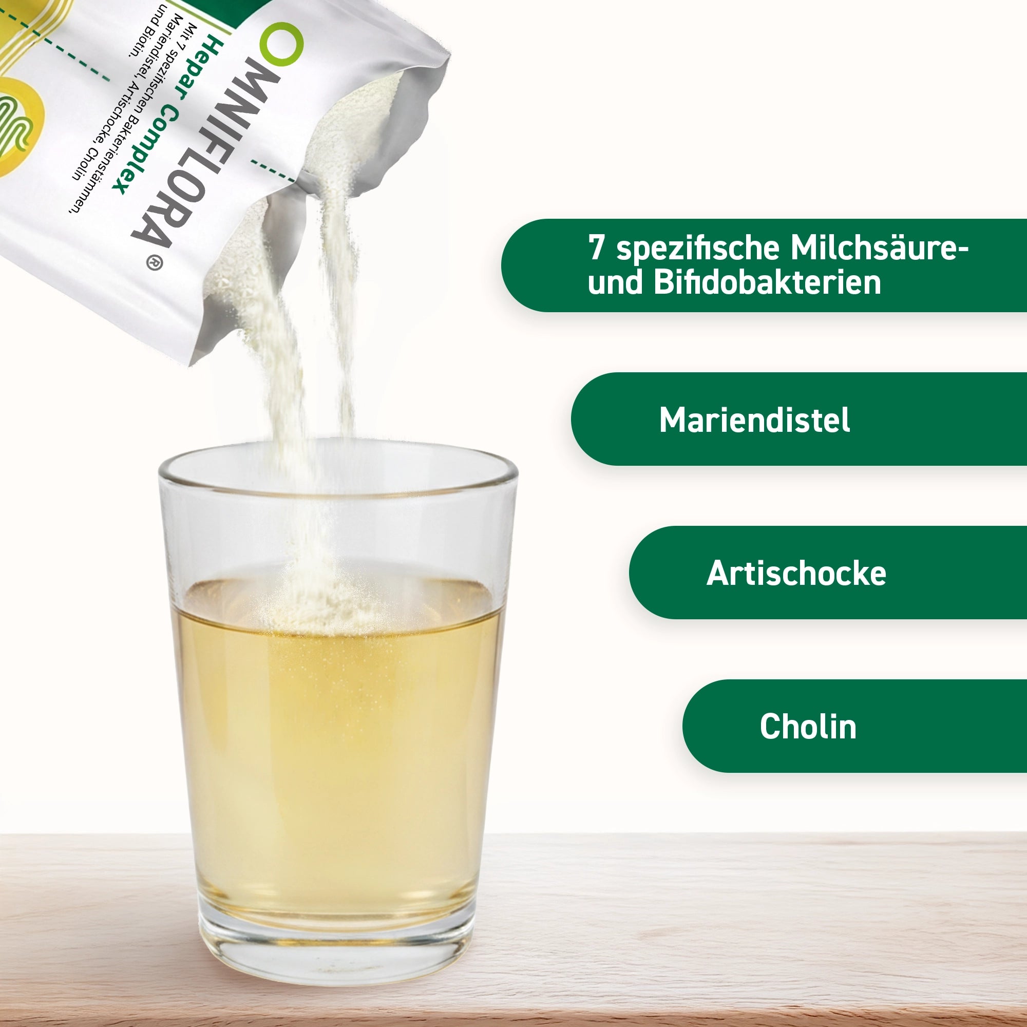 Ein Beutel mit OMNIFLORA-Pulver wird in ein Glas mit gelber Flüssigkeit geschüttet. Der Text hebt die wichtigsten Inhaltsstoffe hervor: 7 spezifische Milchsäure- und Bifidobakterien, Mariendistel, Artischocke und Cholin.