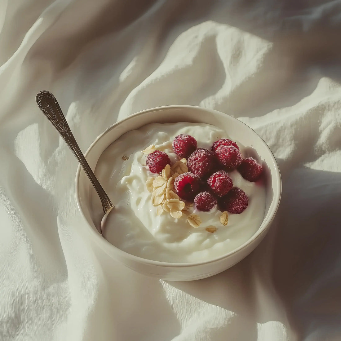 Ballaststoffpulver in Joghurt eingerührt mit Himbeeren