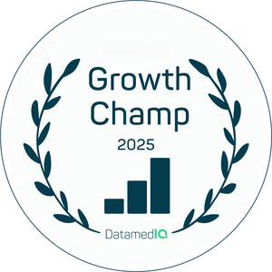 Ein kreisförmiges Abzeichen mit Lorbeerzweigen, dem Text Growth Champ 2025, einem Balkendiagramm-Symbol und dem Logo DatamedIQ am unteren Rand.